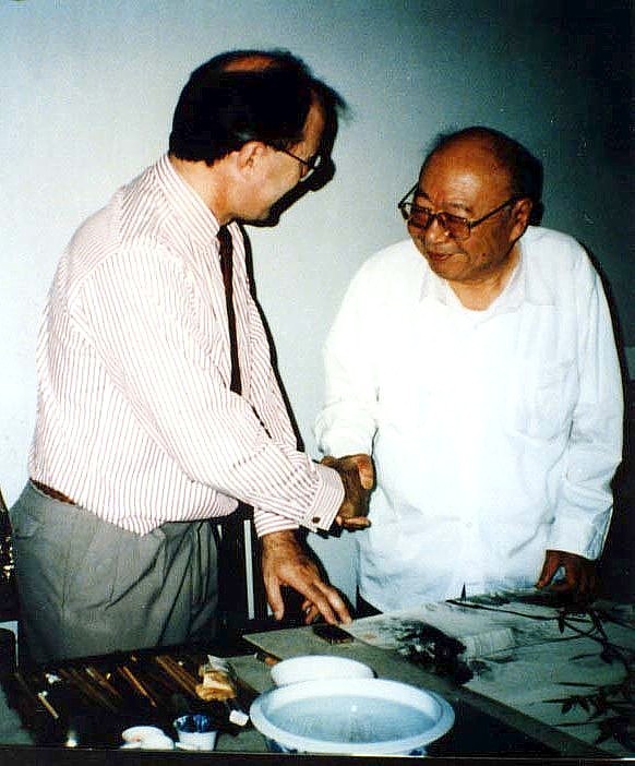 Ai Xin Jue Luo Pu Zuo receiving Bill Jolly in his studio